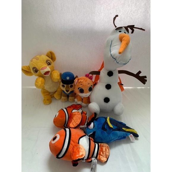 Disney Other - 7 disney characters with olaf back pack